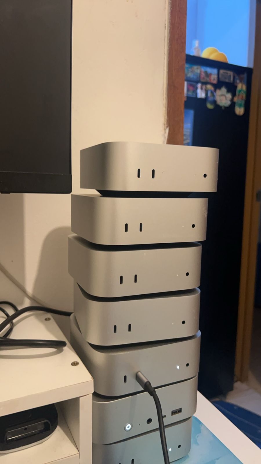 一摞正在运行的 Mac mini(实拍)